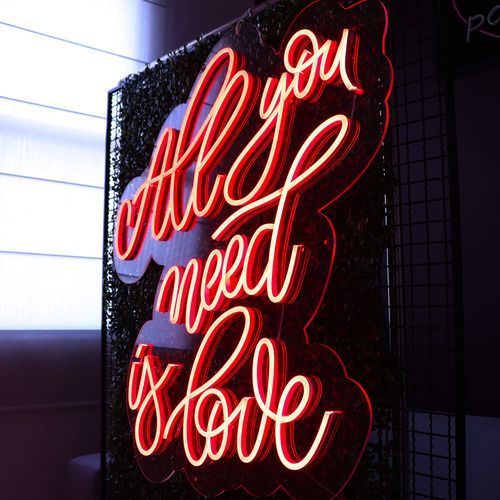 Placa Luminária de Neon LED - All you need is love