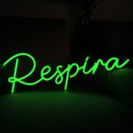 placa-de-neon-led-com-escrita-respira