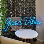 placa-good-vibes-em-neon-de-led-azul-gelo