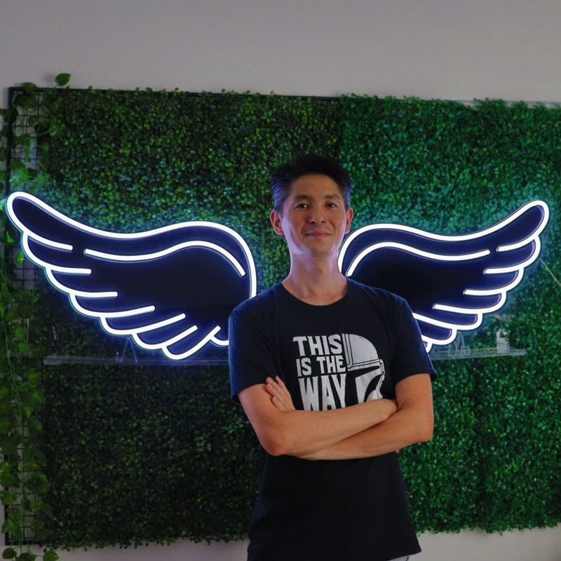 placa-neon-led-asas-anjo-1