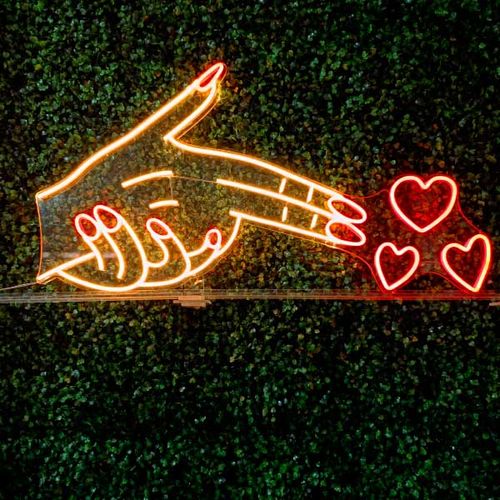 Luminoso em Neon Mão de Arma com Coração - Acrílico 6mm