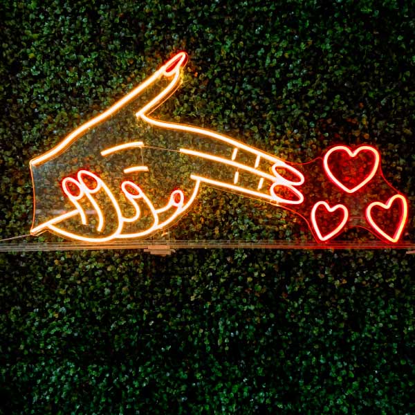 Letreiro-Luminoso-mao-gesto-de-arma-com-coracao-acrilico-6mm