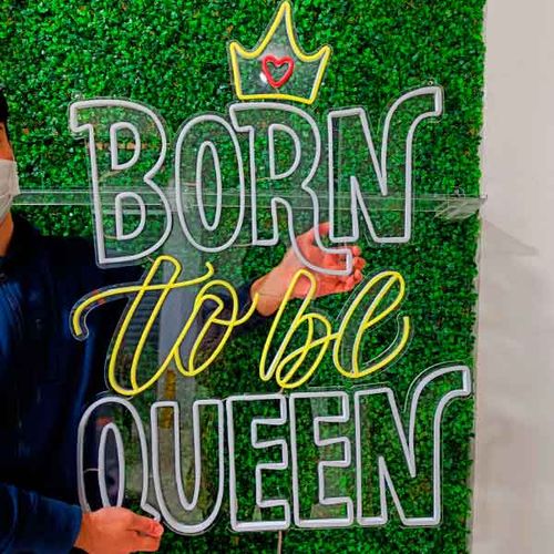 Luminoso em Neon Born to be a Queen- Acrílico 6mm